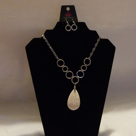 paparazzi Jewelry - White and Silver Necklace